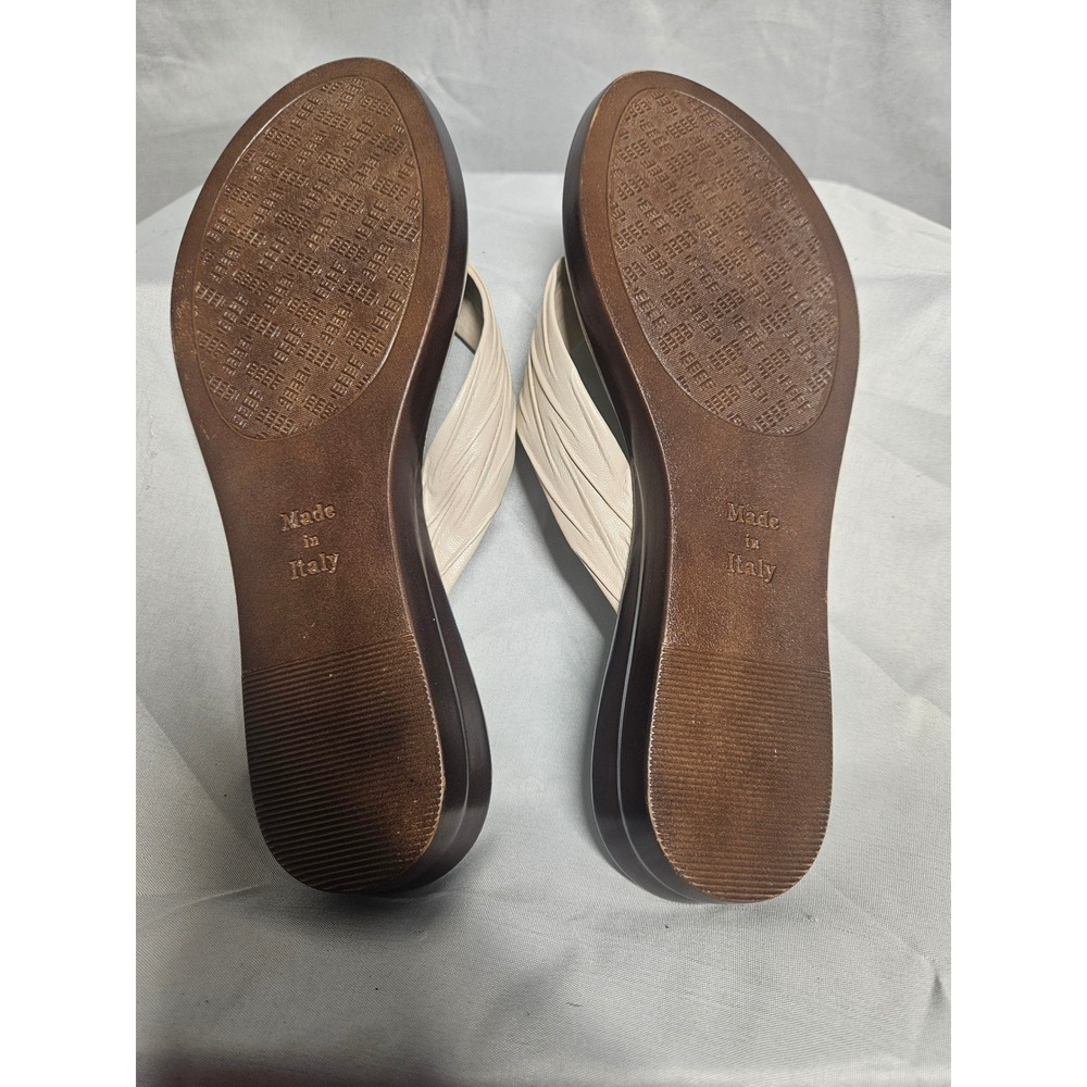 Italian Shoemakers Womens Beige Ruched Thong Wedge Sandals Made in Italy Size 6 - Picture 4 of 8
